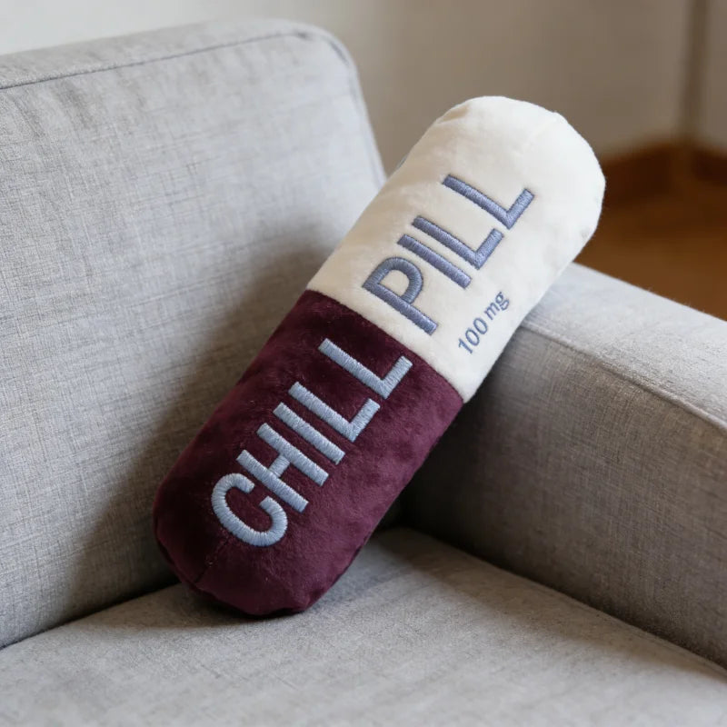 Juguete de Peluche Reforzado en Forma de Píldora para Perros – Peluche Interactivo con Chupador y Textura para Masticación y Limpieza Dental de Cachorros y Perros