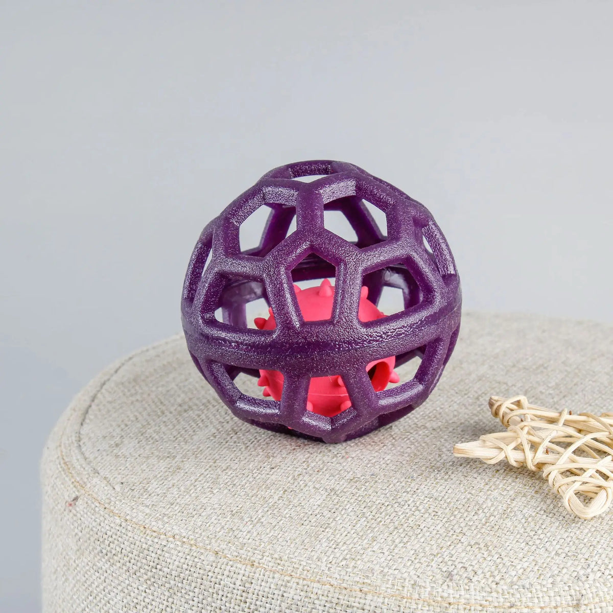 Pelota Interactiva Hueca Molar de TPR para Perros – Juguete Mordedor Geométrico Ultra Resistente para Masticación, Limpieza Dental y Cachorros