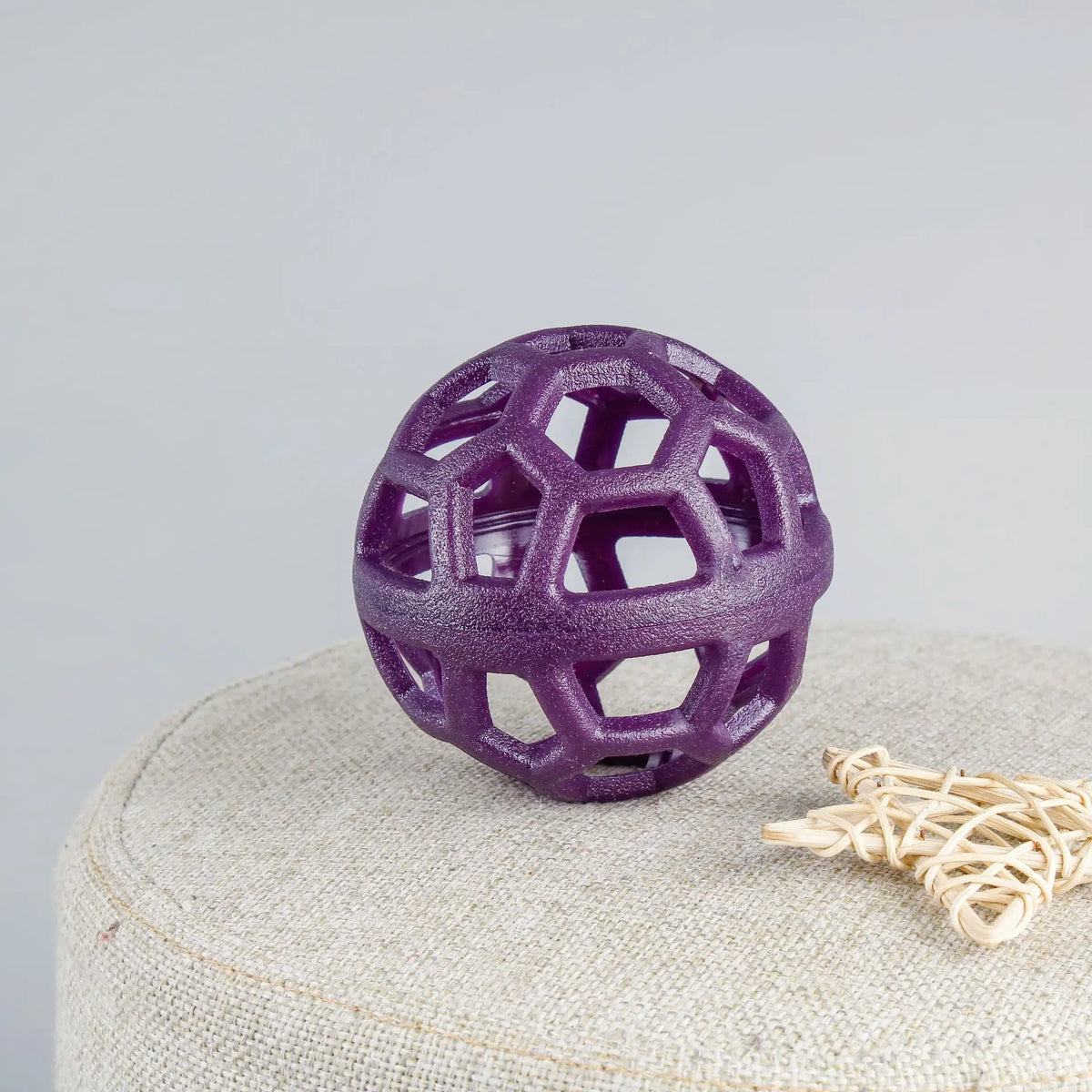 Pelota Interactiva Hueca Molar de TPR para Perros – Juguete Mordedor Geométrico Ultra Resistente para Masticación, Limpieza Dental y Cachorros