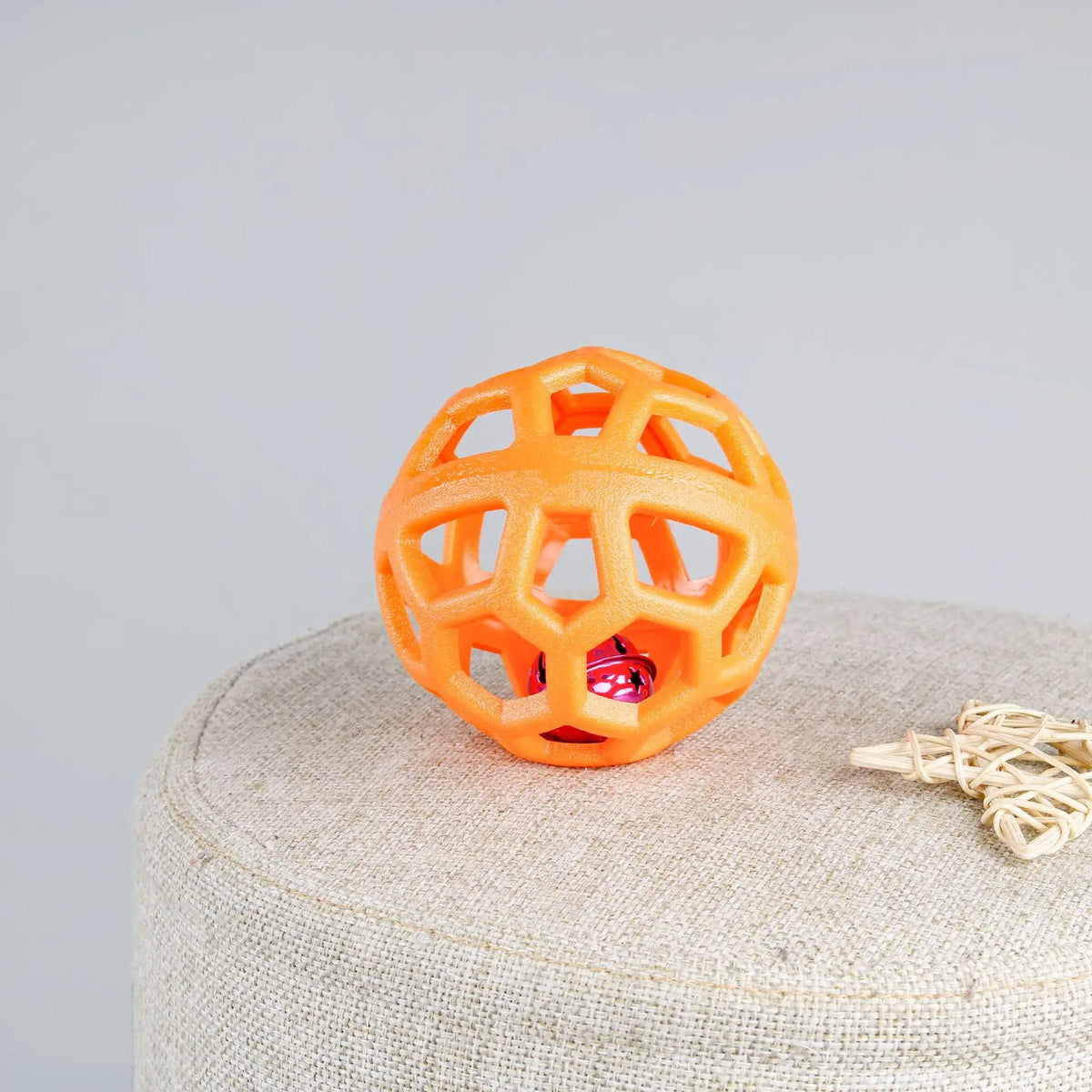 Pelota Interactiva Hueca Molar de TPR para Perros – Juguete Mordedor Geométrico Ultra Resistente para Masticación, Limpieza Dental y Cachorros