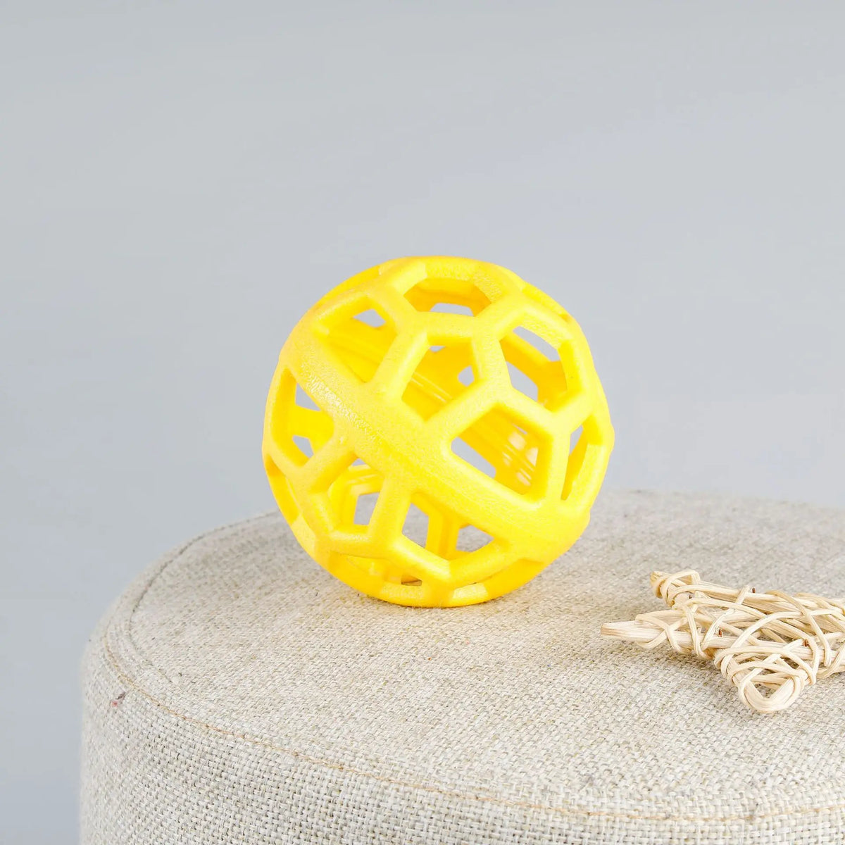 Pelota Interactiva Hueca Molar de TPR para Perros – Juguete Mordedor Geométrico Ultra Resistente para Masticación, Limpieza Dental y Cachorros