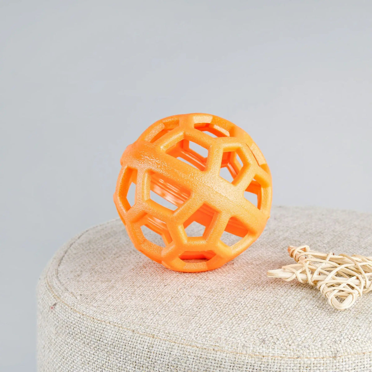Pelota Interactiva Hueca Molar de TPR para Perros – Juguete Mordedor Geométrico Ultra Resistente para Masticación, Limpieza Dental y Cachorros