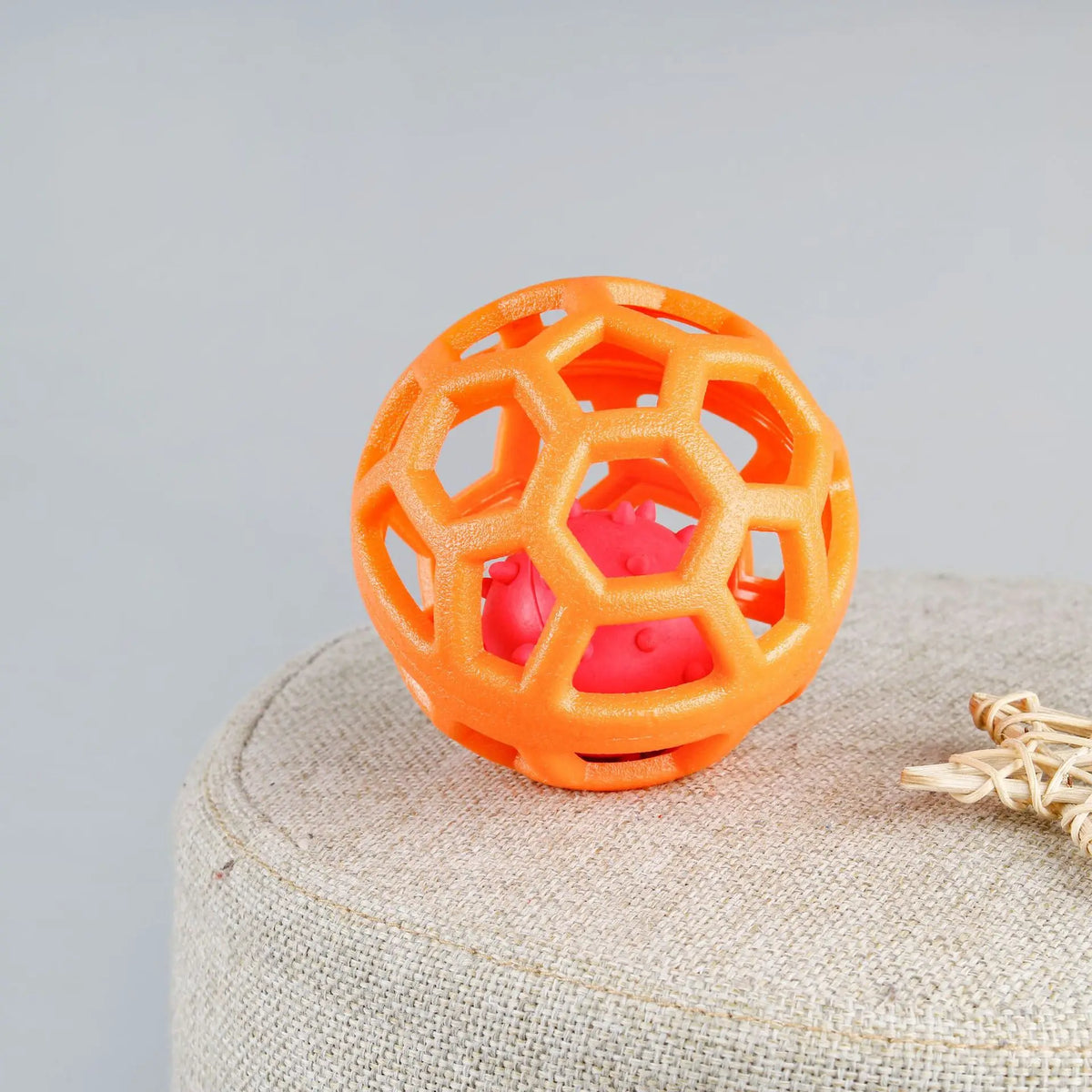 Pelota Interactiva Hueca Molar de TPR para Perros – Juguete Mordedor Geométrico Ultra Resistente para Masticación, Limpieza Dental y Cachorros