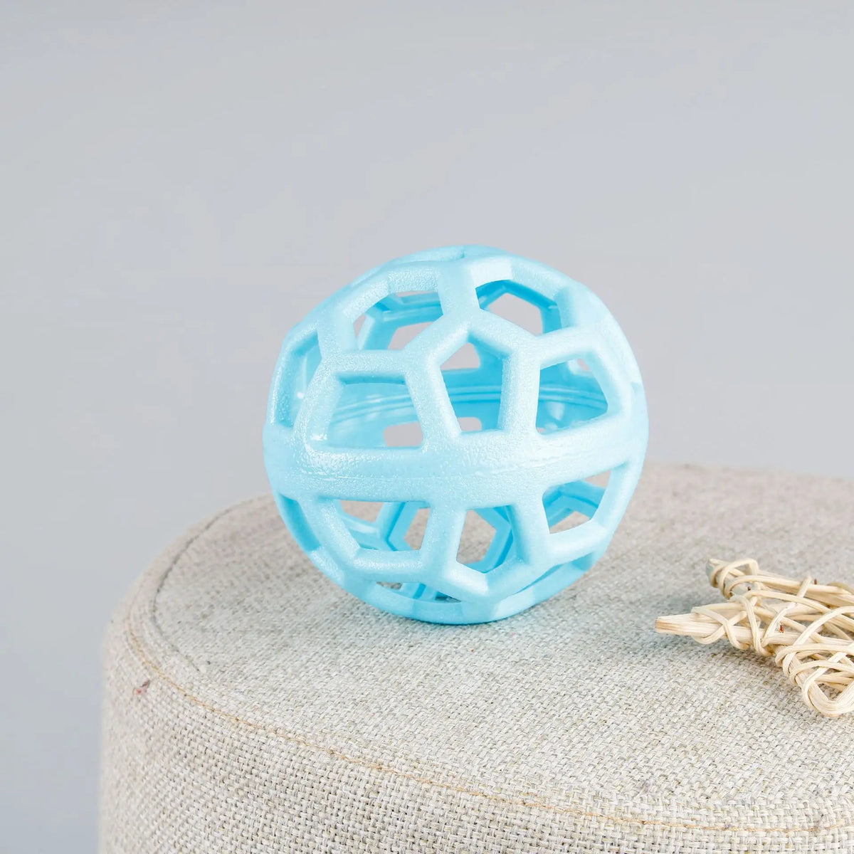 Pelota Interactiva Hueca Molar de TPR para Perros – Juguete Mordedor Geométrico Ultra Resistente para Masticación, Limpieza Dental y Cachorros