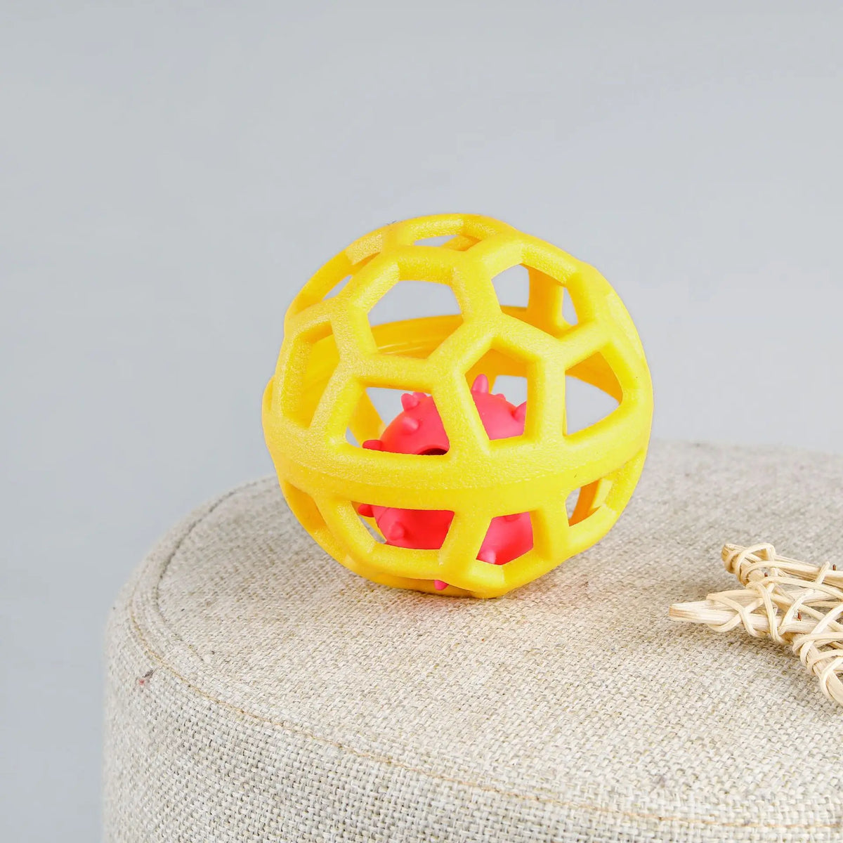 Pelota Interactiva Hueca Molar de TPR para Perros – Juguete Mordedor Geométrico Ultra Resistente para Masticación, Limpieza Dental y Cachorros